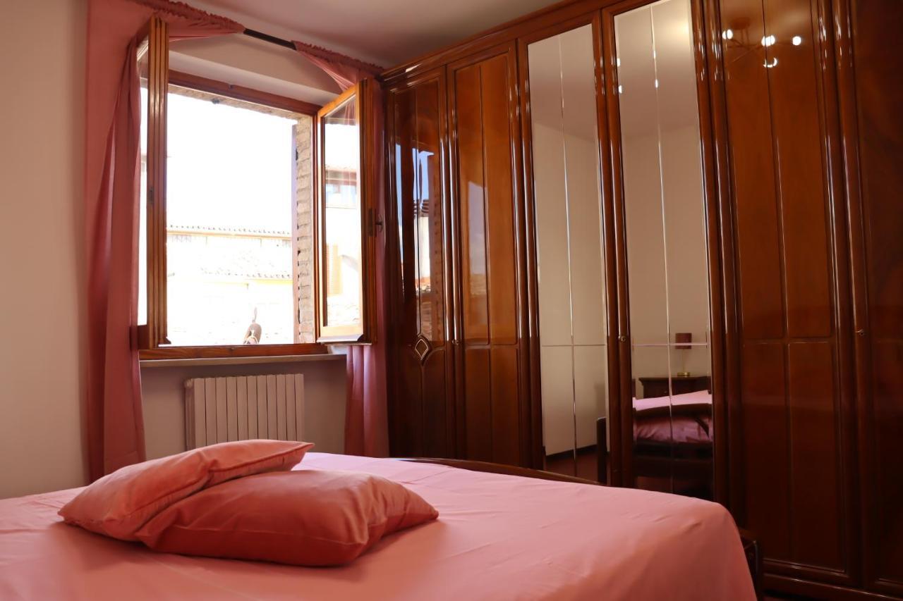 Appartamento Con Camino In Centro Storico Bevagna Esterno foto