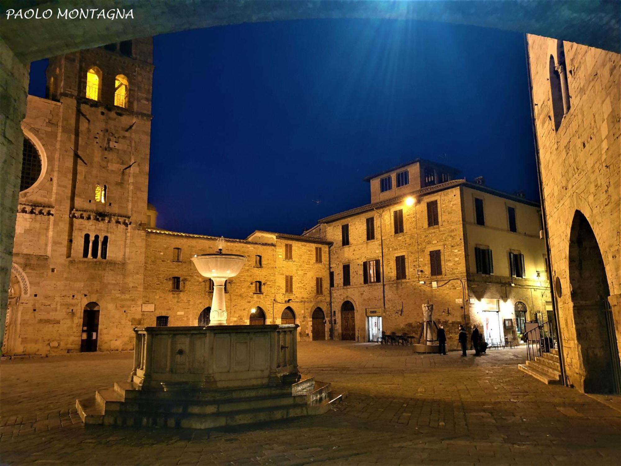 Appartamento Con Camino In Centro Storico Bevagna Esterno foto